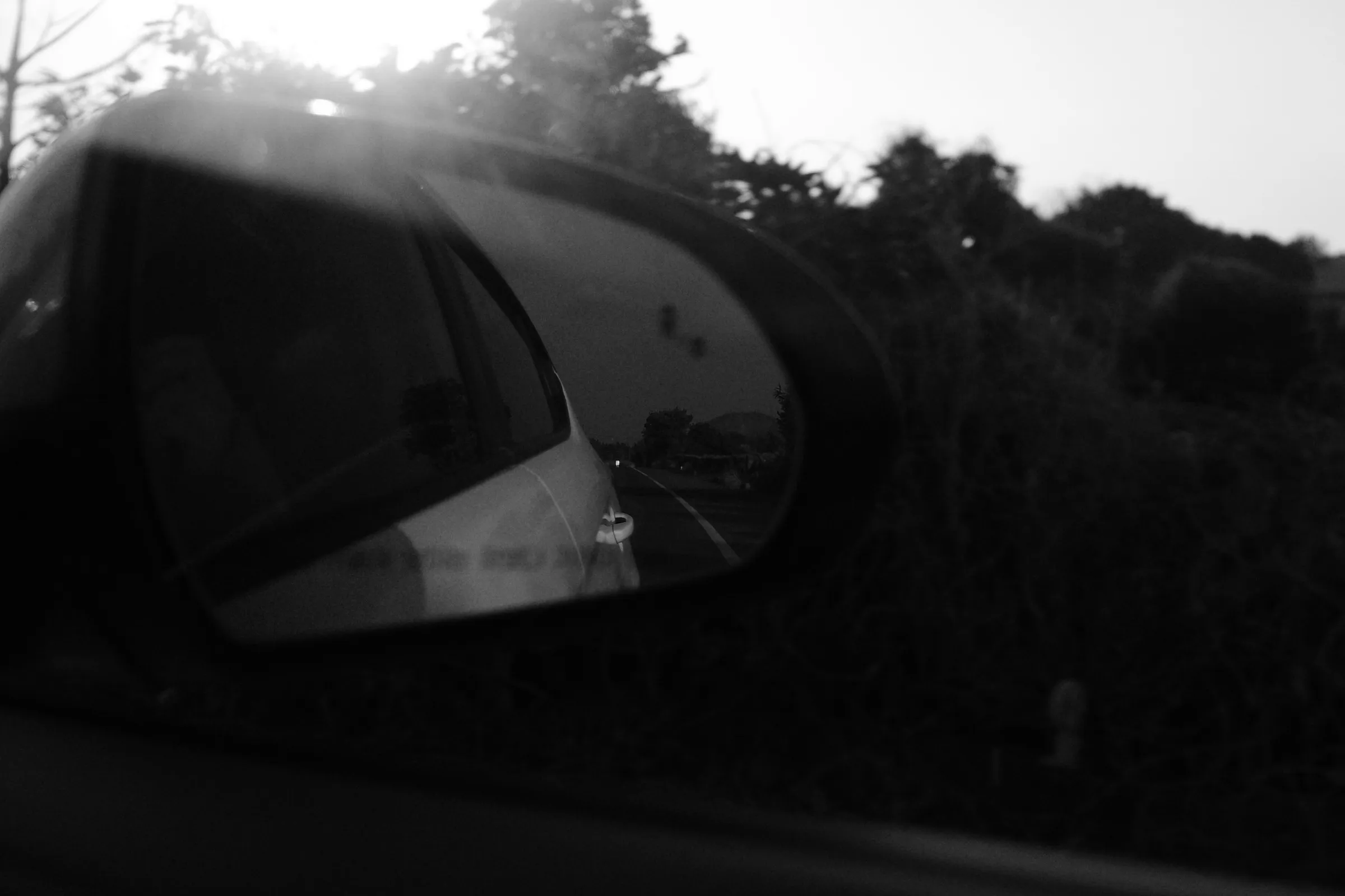 Side mirror against the light